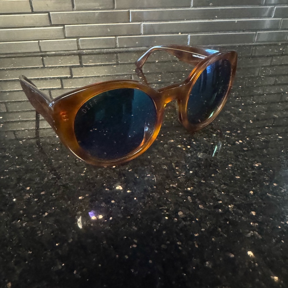 Diff Eyewear Tortoise Shell Sunglasses with Reflective Lenses